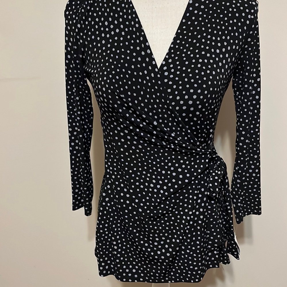 Anne Klein faux wrap top.!Blk/white. Sz sm